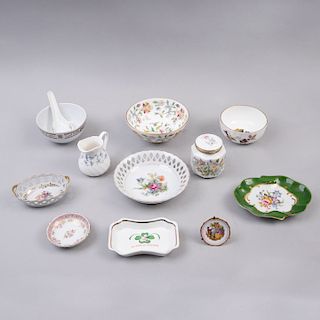 Lote mixto de porcelana. Francia, Inglaterra y otros, siglo XX. Elaborados en porcelana Worcester, Sèvres, Kaiser y otros.Pz: 11