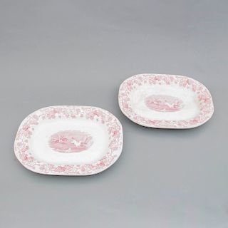 Par de platones. Inglaterra, siglo XX. Elaborados en porcelana color rosa. Decorados con escenas de caza. Piezas: 2
