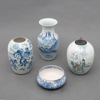 Lote de artículos decorativos de porcelana. China. Siglo XX. Decorados con motivos orientales al azul cobalto. Pz: 4