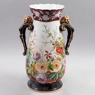 Jarrón. Siglo XX. Elaborada en cerámica policromada con motivos orgánicos y florales, con boquilla ondulada.