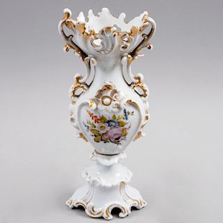 Florero. Francia, principios del siglo XX. Estilo Viejo París. Elaborado en porcelana con acabado brillante.