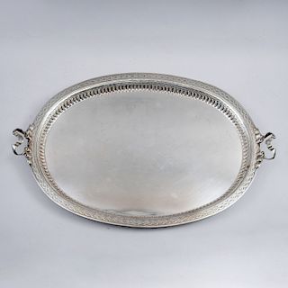 Charola. México, siglo XX. Diseño oval. Elaborada en plata Sterling, Ley 0,925. sellado TANE. Peso: 3264 g