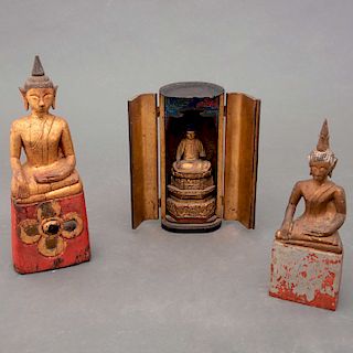 Lote de figuras decorativas alusivas a Buda. Origen oriental. Siglo XX. Diferentes estilos y materiales. Piezas: 3