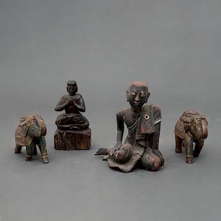 Lote de figuras decorativas. India, Siglo XX. Elaborados en madera tallada y policromada. Piezas: 4