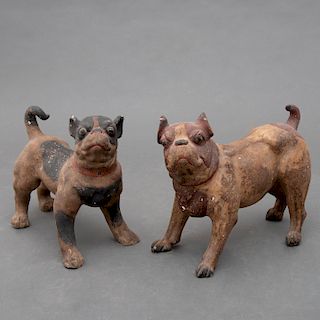 Par de perros Bulldog francés. Inglaterra. Mediados del Siglo XX. Elaborados en terracota policromada. Piezas: 2