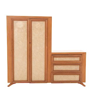 Armario / mueble TV.SXX. Elaborado en madera tallada. Con 2 puertas abatibles, 3 cajones, cubierta rectangular y soportes semicurvos.