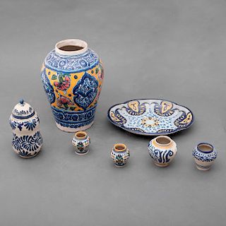 Lote de talavera poblana. México. Siglo XX. Elaboradas en cerámica mayólica decorada con diseños orgánicos en tonos azul.Pz: 7