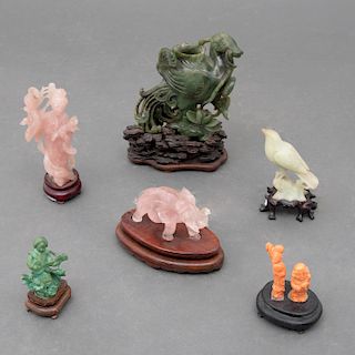 Colección de figuras miniatura. China. Siglo XX. Labradas en diferentes piedras (jade, cuarzo). Piezas: 6