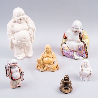 Lote de budas Hotei. Taiwan y China, siglo XX. Elaborados en cerámica vidriada y uno en resina y otro en antimonio. Piezas: 6