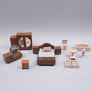 Colección de juguetes.SXX. Muebles para recámara y baño. Elaborados en madera tallada pintada y uno con aplicaciones de espejo.Pz:12