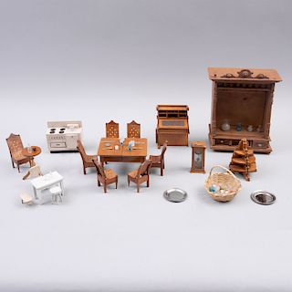 Colección de juguetes. Siglo XX. Muebles para comedor y cocina. Elaborados en madera tallada pintada con miniaturas de vidrio. Pz: 20