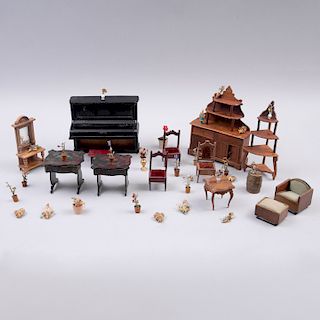Colección de juguetes. Siglo XX. Muebles para sala y comedor. Elaborados en madera tallada y laqueada con macetas miniaturas. Pz:15