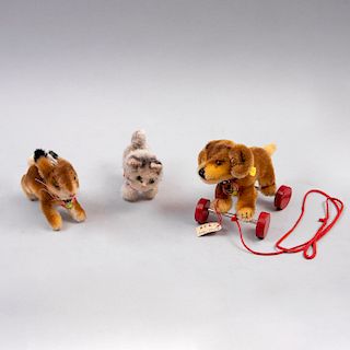 Colección de juguetes. Alemania, siglo XX. Marca Steiff. Elaborados en peluche,uno con ruedas de madera. Consta de: Bazi el perro, Pz:3