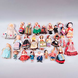 Colección de muñecas del mundo. Mediados del siglo XX. Elaborados en madera, resina y con vestimenta regional. Piezas: 23