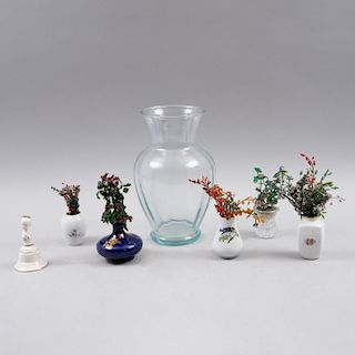 Lote de floreros y campana. Siglo XX. Elaborados en cerámica policromada y uno en vidrio prensado, decorado con motivos florales. Pz:7