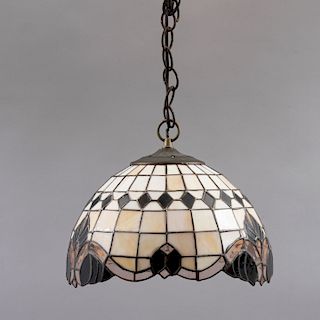 Lámpara de techo. Siglo XX. Pantalla con emplomado de cristal policromado con motivos orgánicos estilo Tiffany. Para 1 luz.