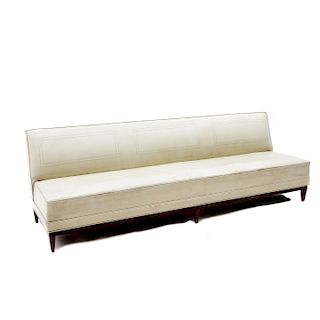 Sofá para 4 plazas. Década de los 70. Estructura de madera con respaldo y asiento en piel color menta con soportes tipo estípite.