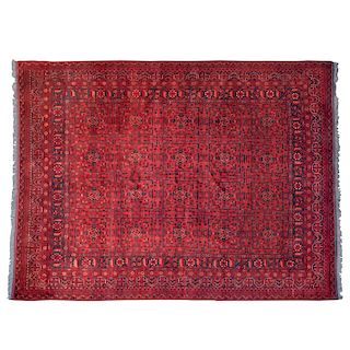 Tapete. Turquía, Isparta, siglo XX. Elaborada en fibras de lana y algodón sobre fondo rojo. Decorada con motivos geométricos.
