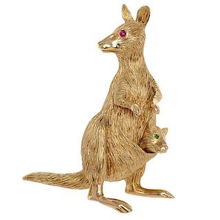 Brooch in 18 Karat Yellow Gold Featuring a Kangaroo with Joey 