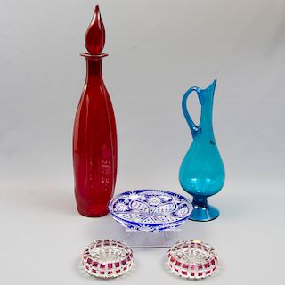 Lote mixto de 5 piezas. SXX. Elaborados en cristal, uno de Bohemia y vidrio soplado. Consta de: jarra, centro de mesa, jarrón, otros.