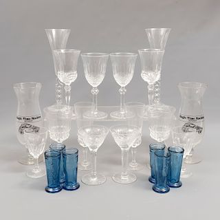 Lote de 82 vasos y copas. Diferentes origenes. SXX. Elaborados en cristal. Consta de: 6 vasos huracán, 11 caballitos, otros.