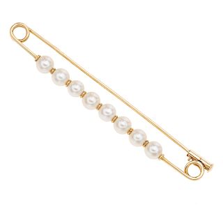 Prendedor con perlas en oro amarillo de 18k. 8 perlas cultivadas color blanco de 5 mm. Peso: 4.8 g.