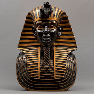 Busto de Tutankamón. China. SXX. Elaborado en fibra de vidrio. Decorado con esmalte dorado y jeroglíficos. 55 x 38 x 32 cm.