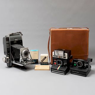 Lote de 3 cámaras fotográficas instantaneas. SXX. Marca Polaroid. Consta de: Modelo 110 B, Modelo OneStep Time-Zero y Modelo 2000.