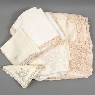 Lote de manteles y servilletas. México. Siglo XX. Elaborados en diferentes tipos de tela. Consta de: 2 manteles y 32 servilletas.