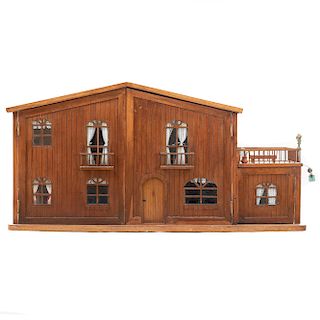 Casa de muñecas. México. Siglo XX. En talla de madera. Incluye mobiliario y accesorios en miniatura. 63 x 127 x 41 cm.