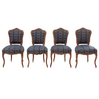 Lote de 4 sillas. Siglo XX. En talla de madera. Con respaldos cerrados y asientos en tapicería color azul, fustes y soportes semicurvos