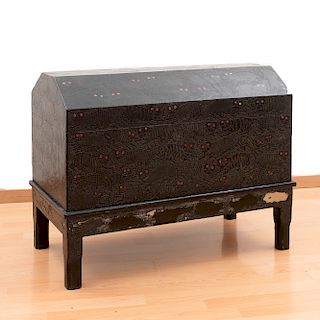 Baúl. Siglo XX. En talla de madera policromada. Con cubierta abatible y cajón interno. Decorado con gatos. 64 x 80 x 40 cm.