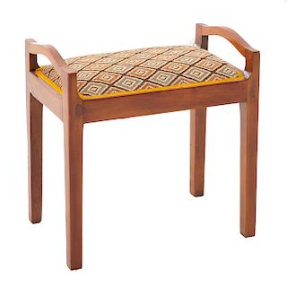 Taburete. Siglo XX. En talla de madera. Con asiento en tapicería geométrica, asas, fustes y soportes lisos. 53 x 53 x 32 cm.