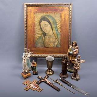 Lote mixto de 12 piezas religiosas. Diferentes orígenes. SXX. Consta de: 4 crucifijos, 2 figuras de San José, Virgen de Fátima, otros.