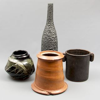 Lote mixto de 4 piezas. Siglo XX. Elaborados en cerámica y barro. Consta de: florero, hilera y 2 jarrones. 54 x 13 cm. Ø (mayor)
