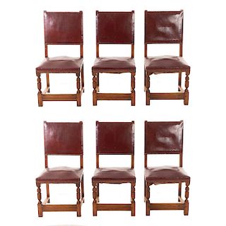 Lote de 6 sillas. Francia. Siglo XX. En talla de madera de roble. Con respaldos semiabiertos y asientos de piel color vino.