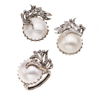 Anillo y par de aretes con tres medias perlas y diamantes en plata paladio. 3 medias perlas cultivadas de 15 mm. 45 acentos de diamante