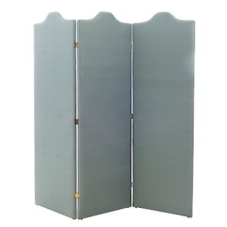 Biombo. Siglo XX. Tapizado en tela color azul. Con 3 paneles. Presenta marcas, manchas y desgaste. Dimensiones: 193 x 184 x 5 cm.
