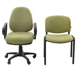 Lote de 2 sillones ejecutivos. Siglo XX. Estructura de metal y plástico. Con respaldos cerrados y asientos tapiceria color verde.