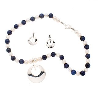 Collar y par de aretes con perlas y lapislázuli en plata. 26 perlas cultivadas color blanco de 8 mm. 20 esferas de lapislázuli.
