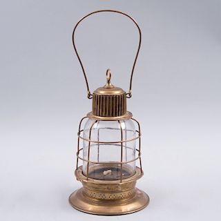 Lámpara de queroseno. Inicios del siglo XX. Elaborada en latón dorado con pantalla de vidrio. Con depósito removible para combustible.