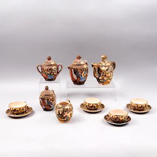 Servicio de té. China, siglo XX. Estilo Satsuma. Elaborado en porcelana con detalles en esmalte dorado. Piezas: 19