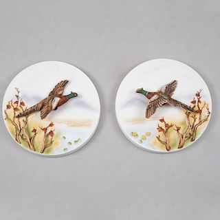 Par de platos decorativos. Japón, siglo XX. Elaborados en porcelana Lefton. Decorados con faisanes en alto relieve.