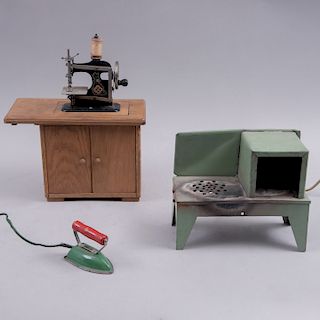 Lote de juguetes eléctricos y mecánicos. México, mediados del siglo XX. Consta de: Máquina de coser, horno y planca. Piezas: 3