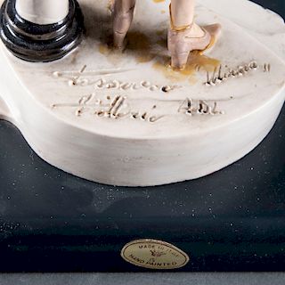 Dama de los 20´s. Italia, siglo XX. Elaborada en pasta policromada Capodimonte sobre base de madera. Diseño de Vittorio Tessaro.