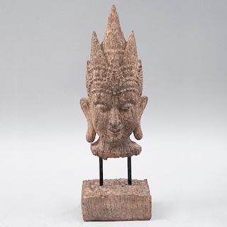 Bodhisattva. Sudeste asiático, siglo XX. Elaborado en resina, acabado a manera de piedra con base.