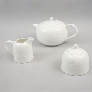 Servicio de té. Italia, siglo XX. Elaborado en porcelana Röslein acabado brillante. Con motivos florales en alto relieve. Pz: 3