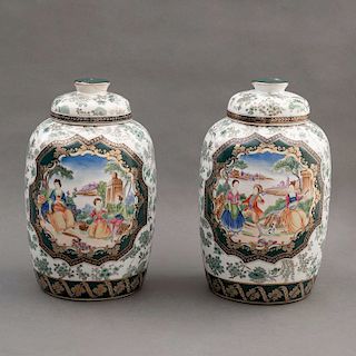 Par de tibores. China, Siglo XX. Elaborados en porcelana policromada. Decorados con escenas estilo europeo. Sello en la base.
