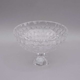 Centro de mesa. Estados Unidos, Siglo XX. Elaborado en cristal Fitz and Floyd. Decorado con facetado geométricos. Diseño circular.
