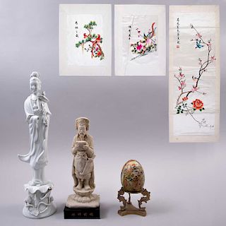 Lote mixto de artículos orientales. China, siglo XX. Consta de: Wuan Yin. Elaborada en porcelana Cuernavaca, caminos para mesa.Pz: 6